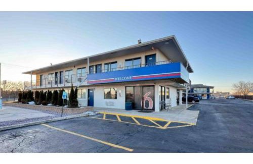 Janesville Hotel | Motel 6-Janesville, WI