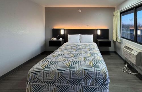 Janesville Hotel | Motel 6-Janesville, WI