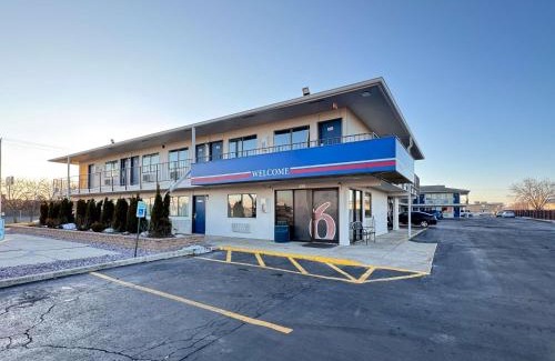 Janesville Hotel | Motel 6-Janesville, WI