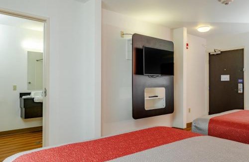 Livingston Hotel | Motel 6-Livingston, CA - Merced County