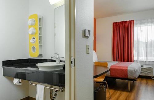 Livingston Hotel | Motel 6-Livingston, CA - Merced County