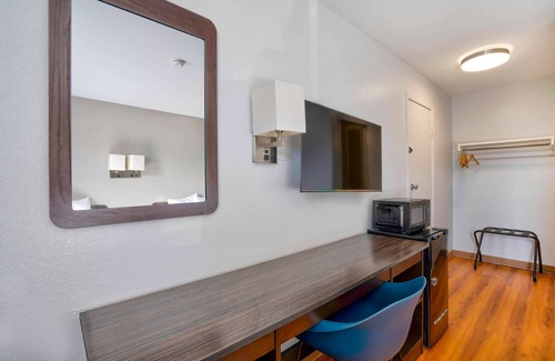 Lumberton Hotel | Motel 6 Lumberton, NC