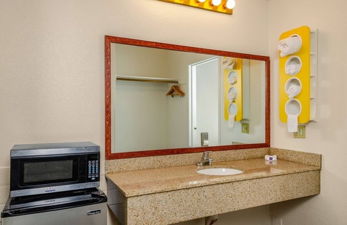 Oakdale Hotel | Motel 6 Oakdale, CA