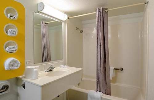 Palatine Hotel | Motel 6 Palatine, IL - Chicago Northwest