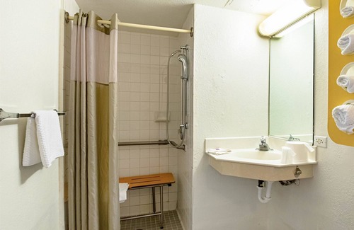 Palatine Hotel | Motel 6 Palatine, IL - Chicago Northwest