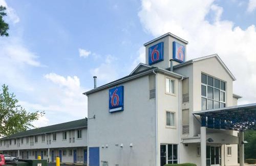 Barium Springs Hotel | Motel 6-Statesville, NC