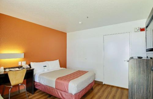 Ventura Hotel | Motel 6-Ventura, CA - South