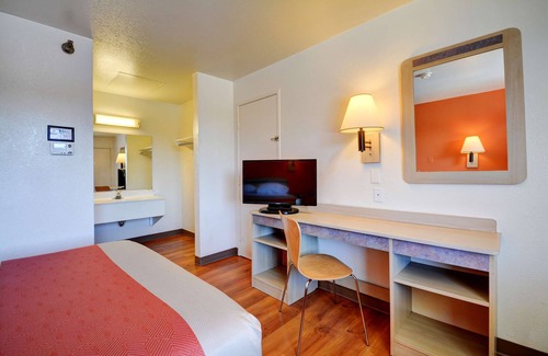 Windsor Locks Hotel | Motel 6 Windsor Locks, CT - Hartford