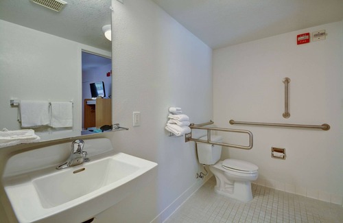 Windsor Locks Hotel | Motel 6 Windsor Locks, CT - Hartford