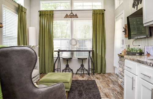 Murphy Cabina | Mountain Abode Tiny House: Your Perfect Getaway Surrounded by Nature