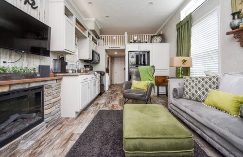 Murphy Cabina | Mountain Abode Tiny House: Your Perfect Getaway Surrounded by Nature