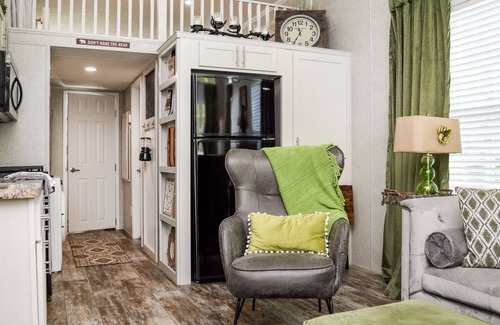 Murphy Cabina | Mountain Abode Tiny House: Your Perfect Getaway Surrounded by Nature