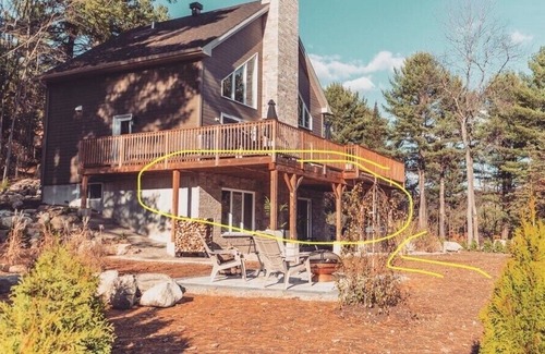 Saint-Calixte Casa | Mountain and lake view Guest Suite with Spa