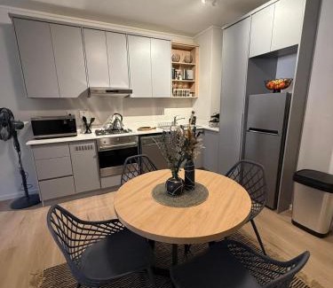 Redhill Apartamento | Mountain Bay Apartment with Sea and Mountain Views