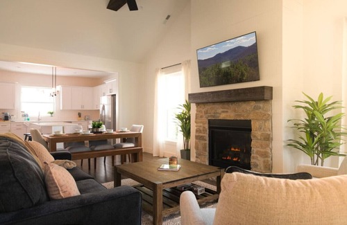 Cashiers Cabina | Mountain Breeze Cottage (Short walk to Waterfall!)