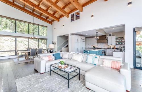 Bailey Casa | Mountain Cabin W Deck Views & Hot Tub