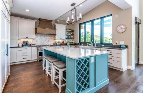 Bailey Casa | Mountain Cabin W Deck Views & Hot Tub
