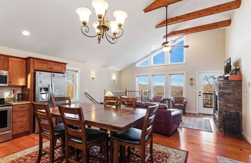 Blowing Rock Cabaña | Hermoso Chalet de Montaña 3BD con un paseo por las pistas de esquí, vistas, King Master Suite, cuarto de esquí, Fire Pit, mesa de juego y mucho más.