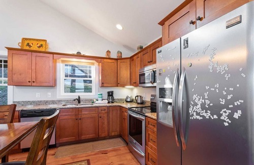 Blowing Rock Cabaña | Hermoso Chalet de Montaña 3BD con un paseo por las pistas de esquí, vistas, King Master Suite, cuarto de esquí, Fire Pit, mesa de juego y mucho más.
