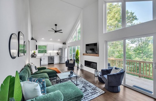 Millville Casa | Mountain Chic Retreat-Harpers Ferry, the AT, Wine country w/ Lake Beach passes!