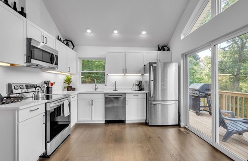 Millville Casa | Mountain Chic Retreat-Harpers Ferry, the AT, Wine country w/ Lake Beach passes!