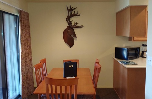 Ruidoso Condominio | COZY, CLEAN CONDO, 206, GREAT VIEWS OF THE VILLAGE AND SIERRA BLANCA.