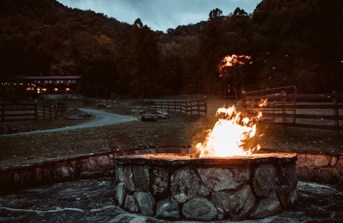 Flag Pond Otro | Mountain Escape! Farmhouse nestled on 130 acres with views, waterfall & hot tub!