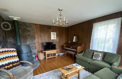 Fleischmanns Otro | Mountain Farmhouse on 200 Acres with Pond