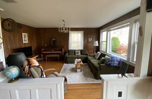 Fleischmanns Otro | Mountain Farmhouse on 200 Acres with Pond