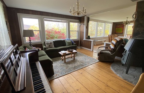 Fleischmanns Otro | Mountain Farmhouse on 200 Acres with Pond