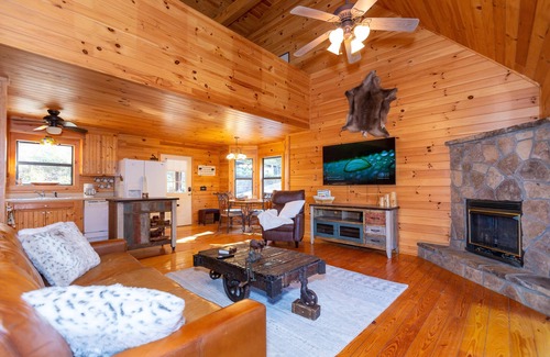 Blairsville Cabina | Mountain Forest Cabin w/ Therapeutic SPA Jacuzzi/Pool table/Gameroom Lic #033262