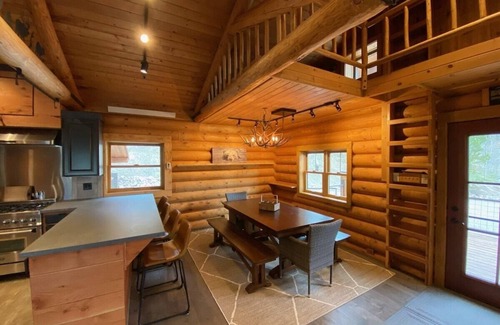 Alpine Casa | Fall Specials ⁓ Aspen Bear Paws – Hot Tub ~ BBQ