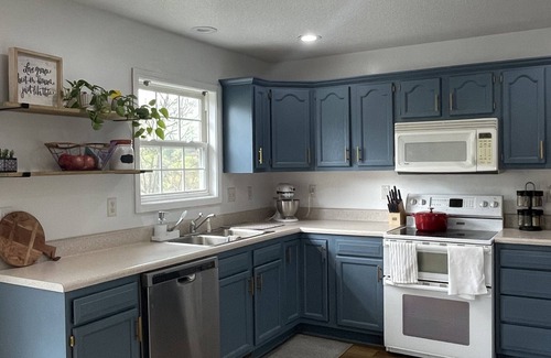Weaverville Casa | Mountain Getaway near Asheville, sleeps 14! Spacious home w/ views & kids room