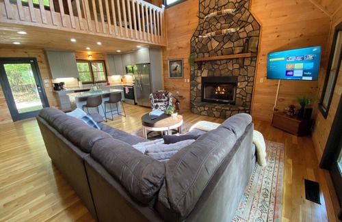 My Mountain Cabina | Mountain Gypsy, Hot Tub, Games Indoor / Outdoor