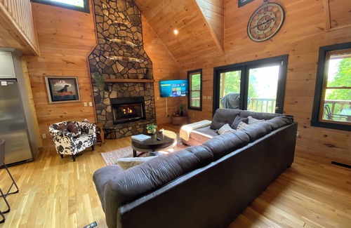 My Mountain Cabina | Mountain Gypsy, Hot Tub, Games Indoor / Outdoor