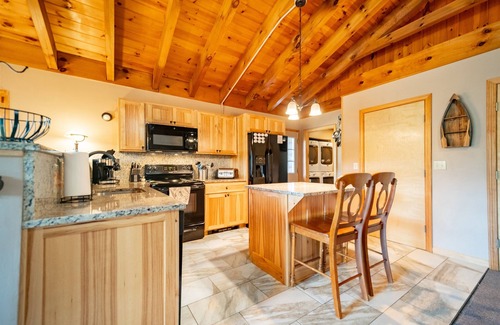 Wilmington Casa | Esther Mountain Chalet: Lujo, Jacuzzi, Se admiten perros, 1. 9 millas de Whiteface, Vistas a la montaña, capacidad para 10 personas, sauna y chimenea