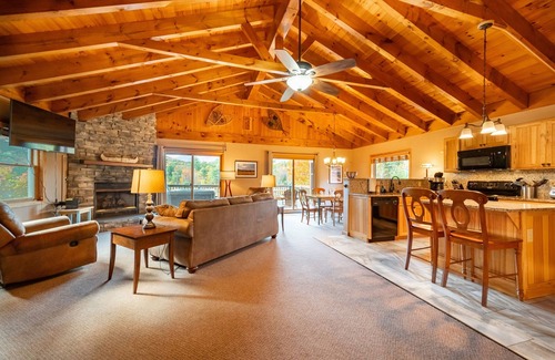 Wilmington Casa | Esther Mountain Chalet: Lujo, Jacuzzi, Se admiten perros, 1. 9 millas de Whiteface, Vistas a la montaña, capacidad para 10 personas, sauna y chimenea