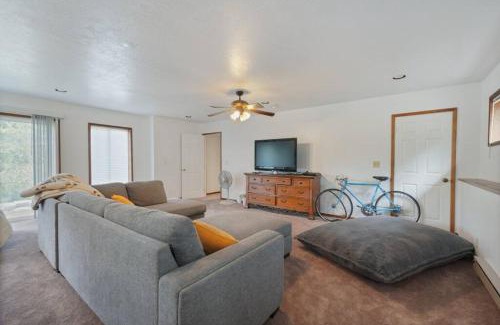 Beaver Casa | Mountain Home w/a River in Back - Close to Skiing