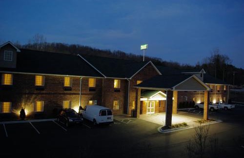 Naples Hotel | Mountain Inn & Suites Airport - Hendersonville