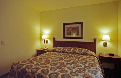 Naples Hotel | Mountain Inn & Suites Airport - Hendersonville