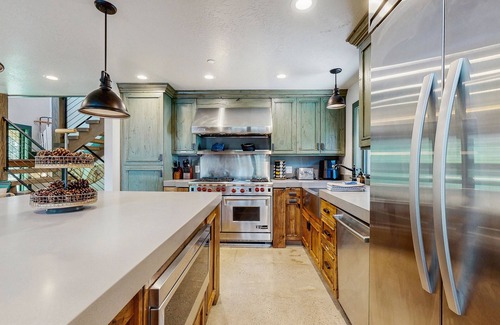 Salt Lake Mountain Resorts Cabina | Mountain lodge with hot tub, game room, and home theater