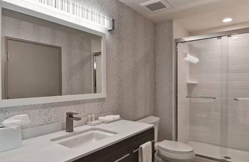 Lake Hamilton Hotel | Mountain Magic: Free Parking and Breakfast, Short Drive to Alligator Farm!