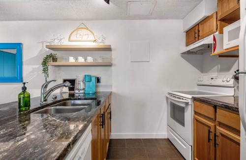 East Kootenay Apartamento | Mountain Mural | Hot Tub | Pools | Ski-In/Ski-Out