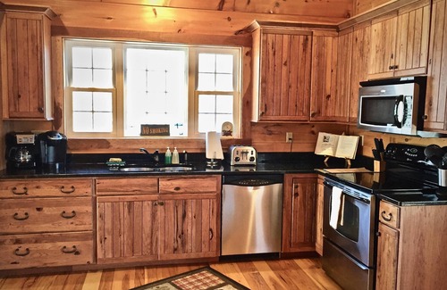 Almond Cabina | Mountain Oasis-Mountain Views, Sparkling Hot Tub, WiFi, pozo de fuego