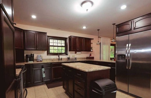 Spring Mills Cabina | Relax in this 4 bedroom, 2 bath cabin with a fireplace!