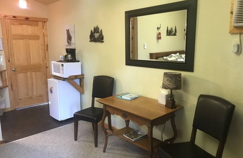Hill City Cabina | Mountain Peaks Inn, BEAR MOUNTAIN SUITE, Downtown Hill City