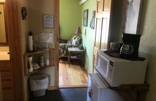 Hill City Cabina | Mountain Peaks Inn, BEAR MOUNTAIN SUITE, Downtown Hill City