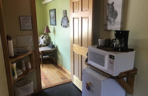 Hill City Cabina | Mountain Peaks Inn, BEAR MOUNTAIN SUITE, Downtown Hill City