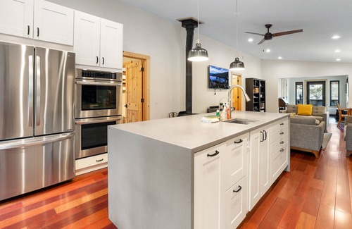 Mountain View Estates Cabina | Mountain Pine Memories - 5-Star, Pets, Hot tub, WFH office