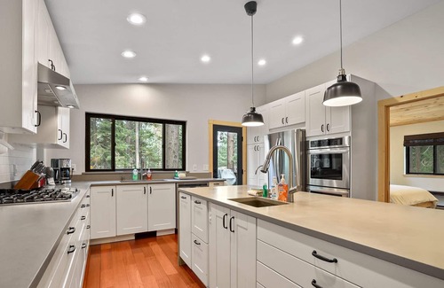 Mountain View Estates Cabina | Mountain Pine Memories - 5-Star, Pets, Hot tub, WFH office